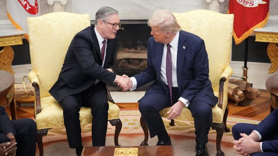 UK Prime Minister Kiir Starmer is walking with President Donald Trump