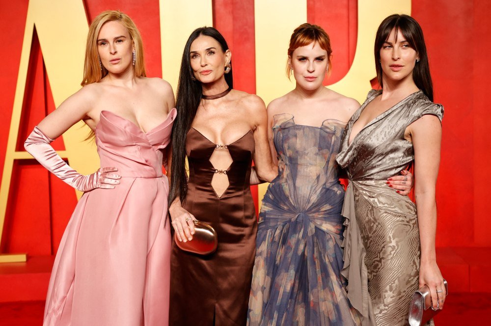 2066807988 Dimi Moore is anxious. Romer could not deal with the birth of the child at home