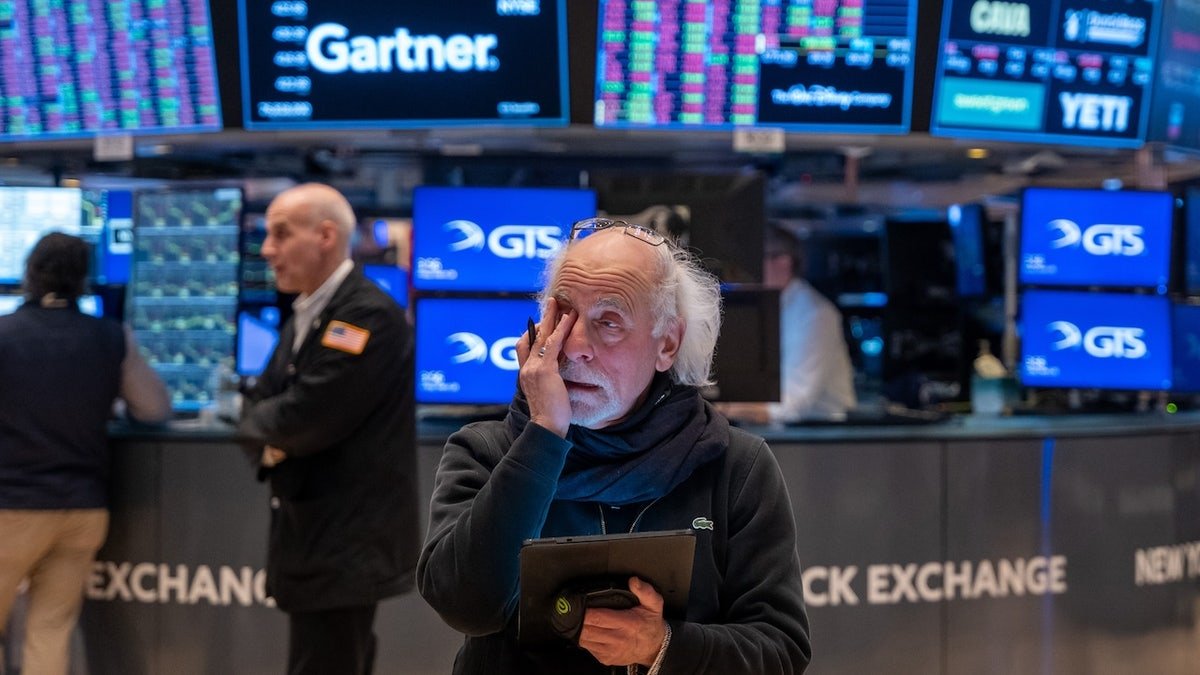 Traders work on the New York Stock Exchange (NYSE) on March 28, 2025, in New York City. Since President Trump's escalating war and new signs of reactivated inflation relate to investors, the DJI industrial average decrease in more than 700 points or nearly 1.7 %. (Photo by Spencer Platt/Getty Emociz)
