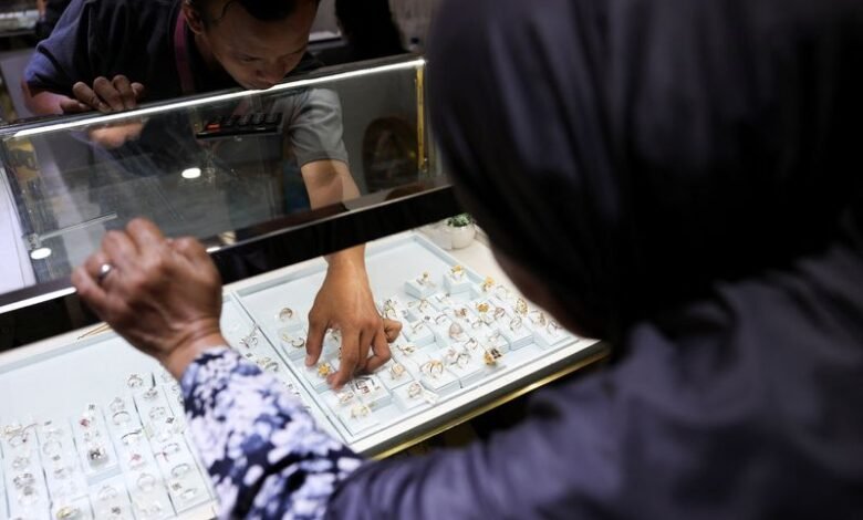 Indonesians rush to gold as rupiah and stocks plunge amid.jpeg