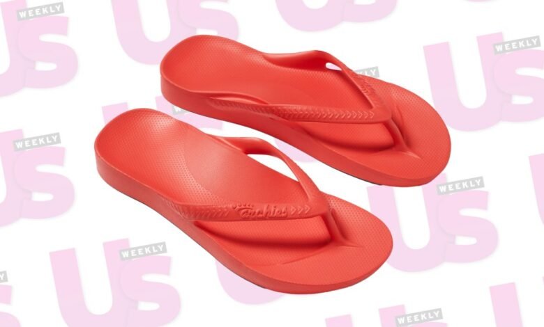 Jennifer Aniston Owns These Flip Flops in 3 Colors.jpg