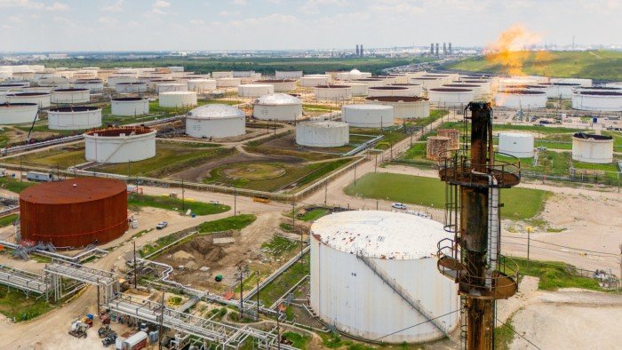 Oil drops further as fears of global recession rise.jpg