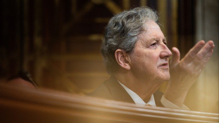 Republican senator backs Powell over Trump attacks on Fed.jpg