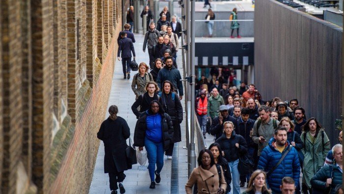 UK jobs market weakens as economy faces tariff hit.jpg
