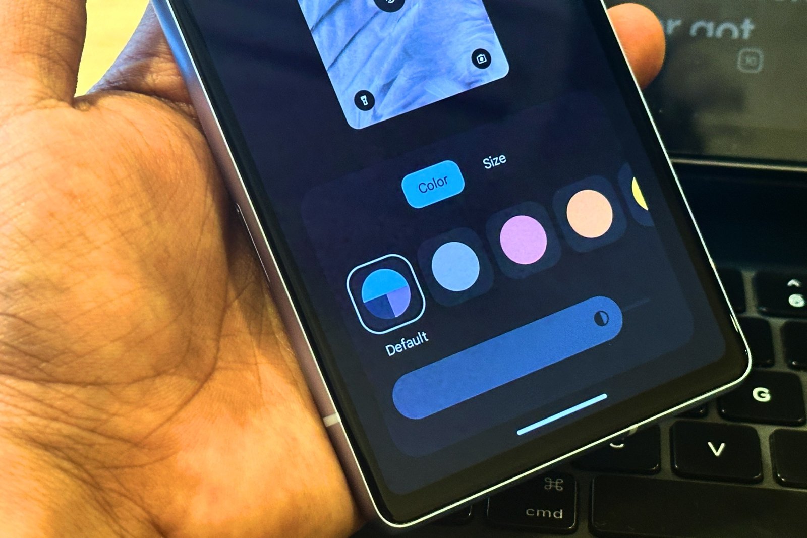 The coloring of the is and the size of the icon in Android 14.