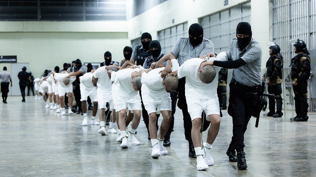 Salvador guards shave the prisoners with their heads