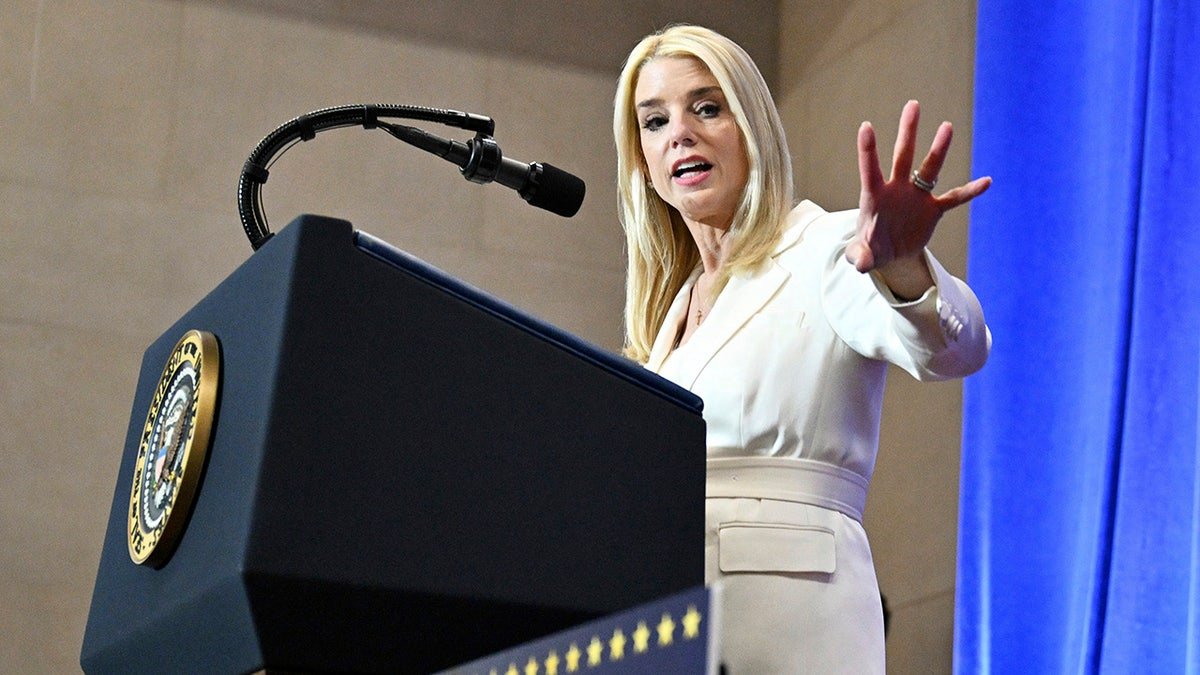 Public Prosecutor Bam Bondi speaks to officials of the Ministry of Justice