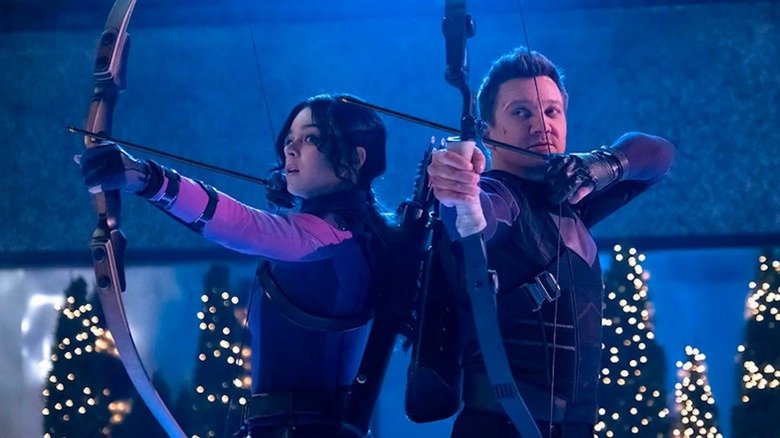 Haley Steinfield in the role of Kate Bishop and Jeremy Rainer in the role of Clint Barton in the goal in Hawkeye