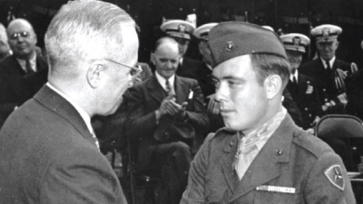 Woody Williams receives the medal of honor.