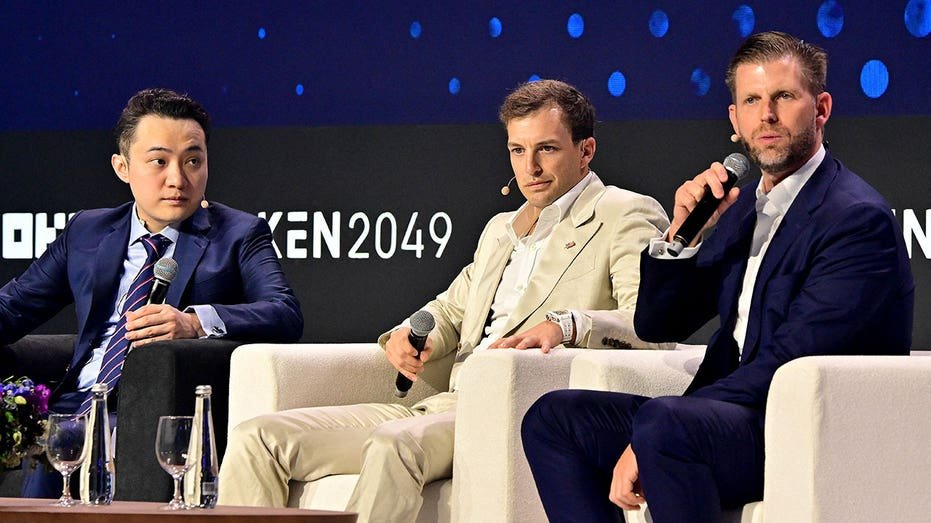 Zach Witkoff (C), Cryptomoney Exchang Tron Justin Sun (L), co -founder of World Liberty Financial Zach Witkoff (C) and Cryptomoney Exchang Ton Justin Sun (L)