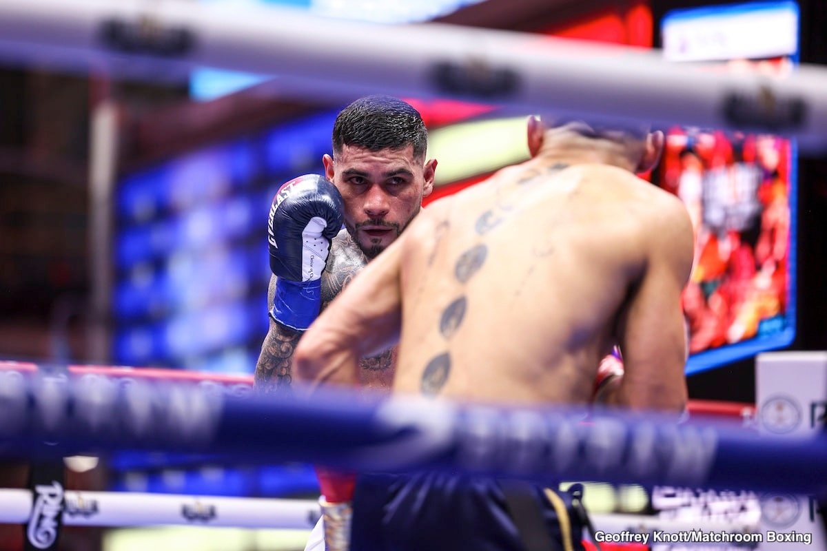 Photo: The results of the first strategy of safety: Teofimo Lopez Foreign Points Arnold Barboza Jr.