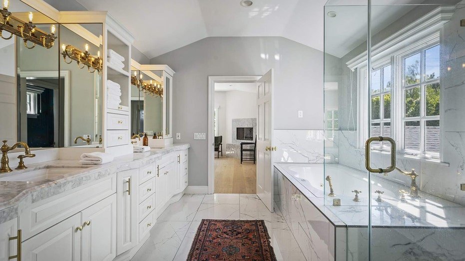The inner bathroom features a warm shower and a bathtub.