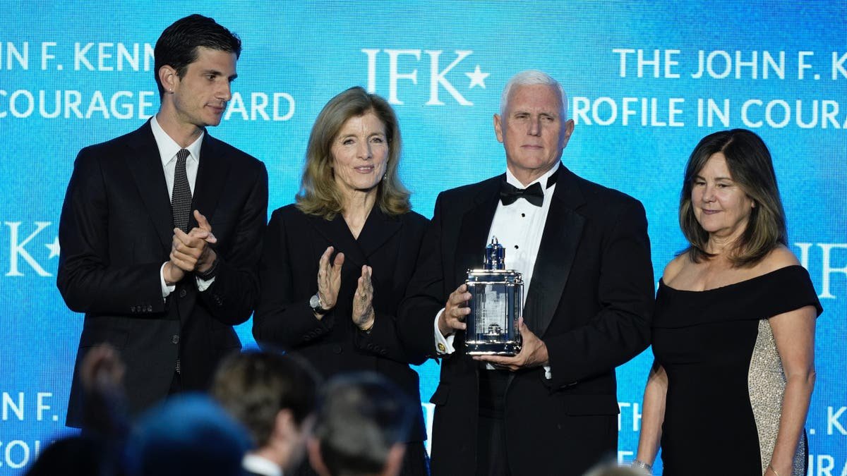 Former Vice President Mike Pines, the second of the right, stands with his wife, Karen Bens, the extreme right, where he was presented with the John F. Kennedy in the courage of Jack Shalosburg and his mother, Caroline Kennedy, at a party at the JFK Library, Sunday, May 4, 2025, in Buston.