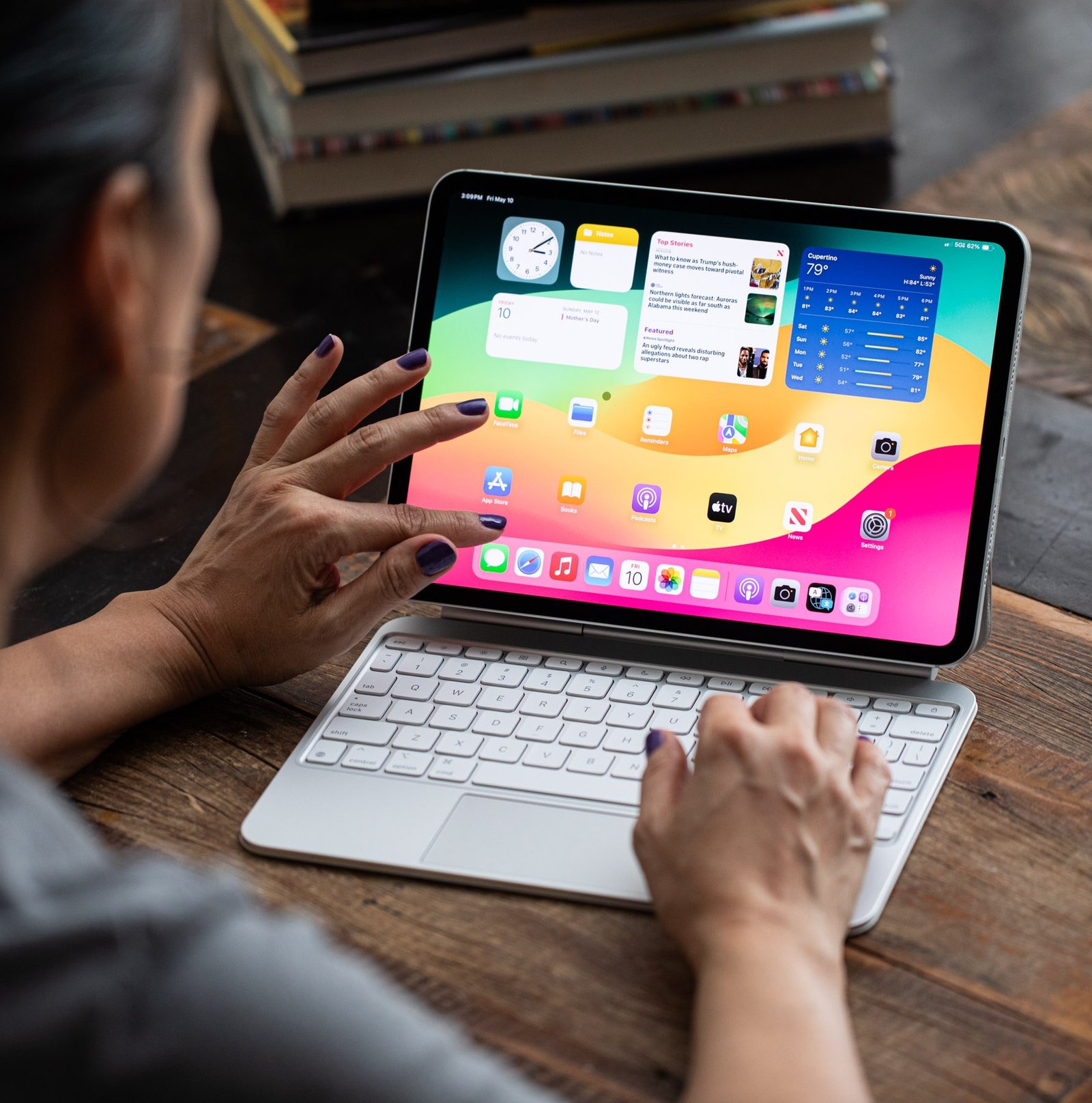A picture of a person drowsing the screen on the iPad Pro.