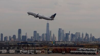 1746488806 Air traffic controllers lost signal for over a minute prior.jpg