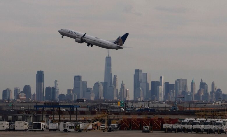 1746488806 Air traffic controllers lost signal for over a minute prior.jpg