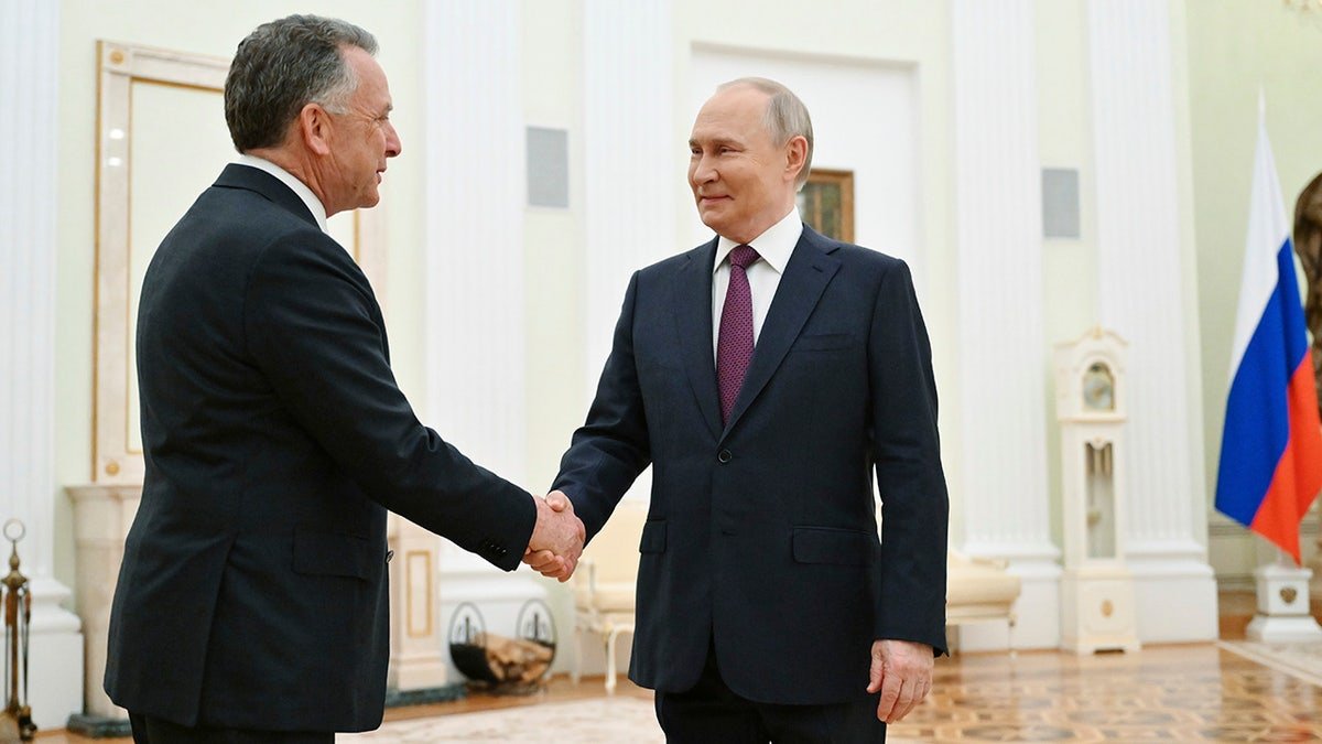 Steve Whittouf shakes the hand of Vladimir Putin