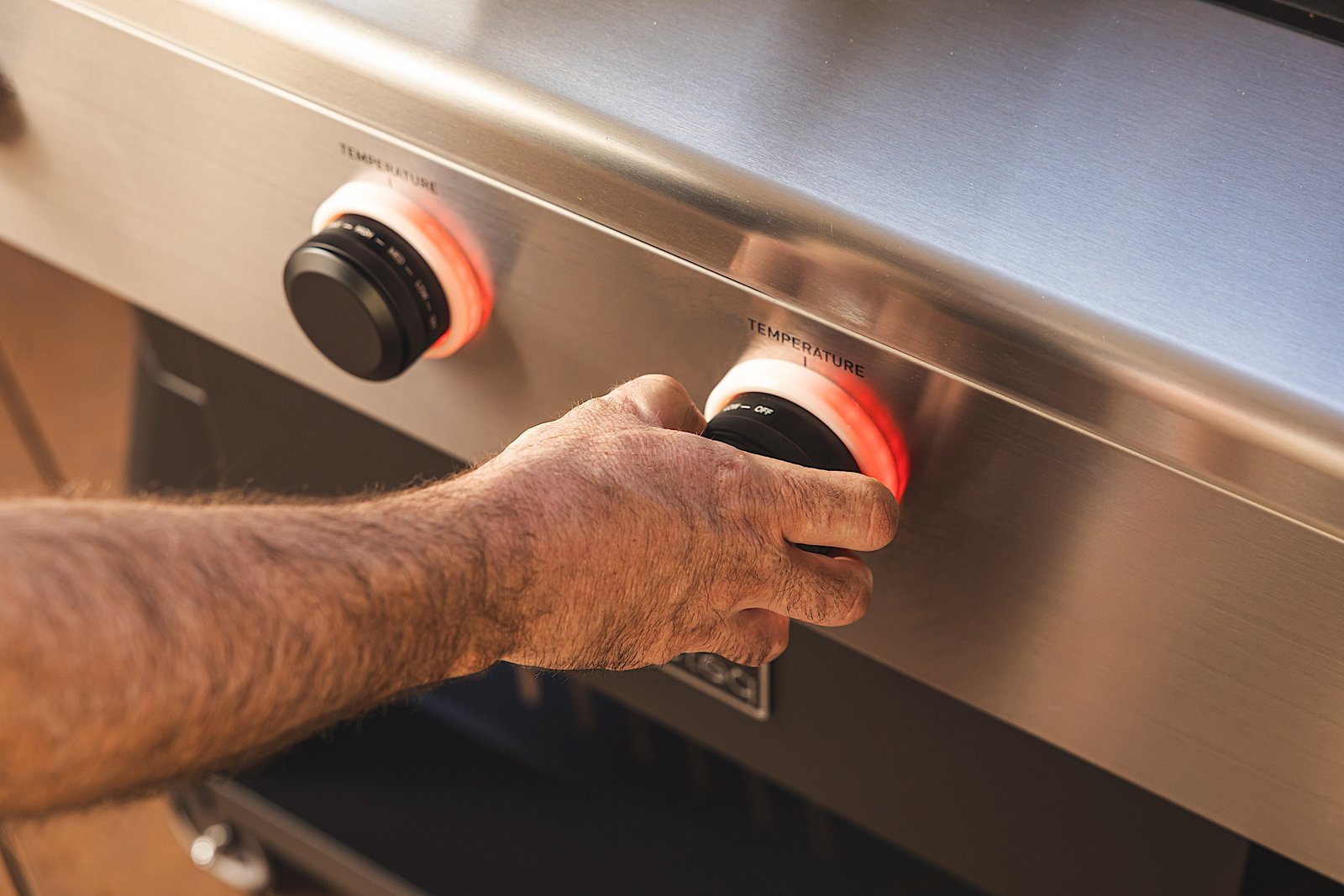 X-Fire Pro has two groups of control in their position, both of which will feel knowledge of GAS and Pellet Grill users.