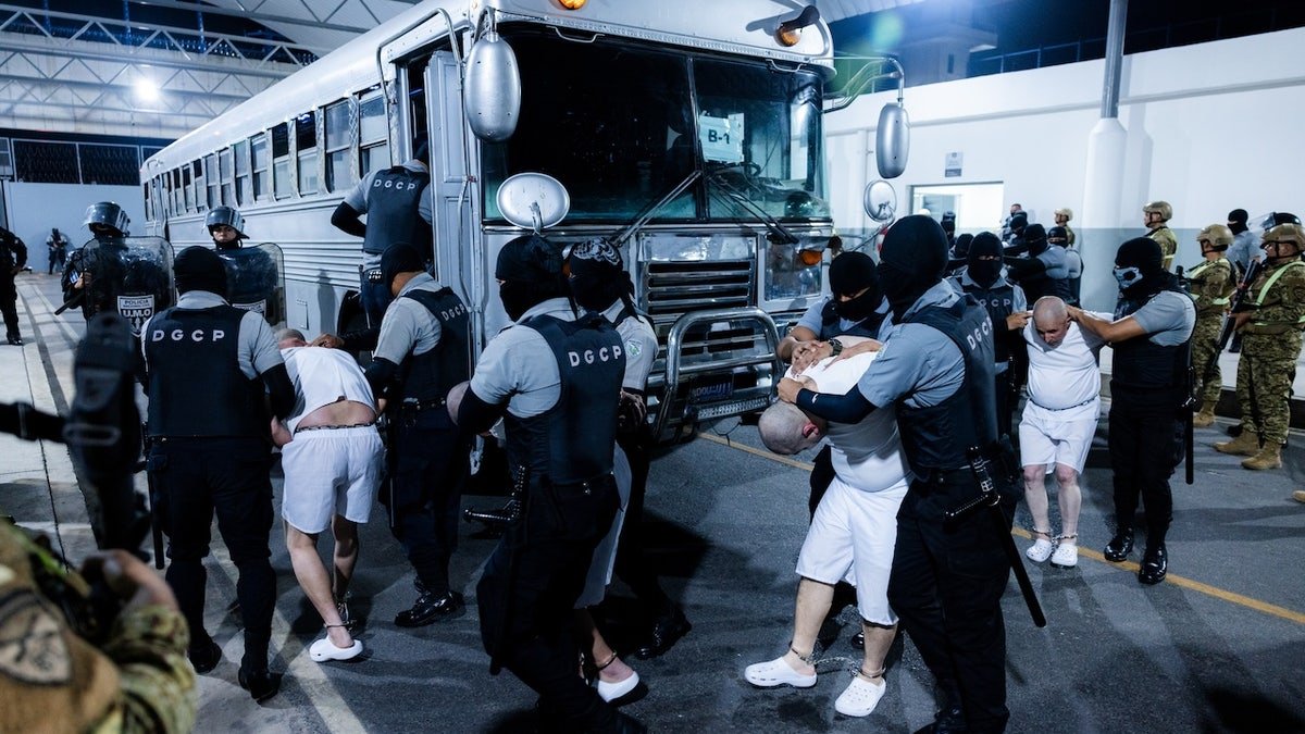 The deportation of the gang members who descend from the bus