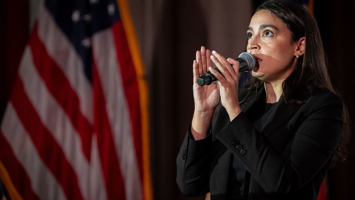 Alexandria Okasio-Customs (D-Ny) speaks in a municipal hall that gathered on May 2, 2025 in New York City. we