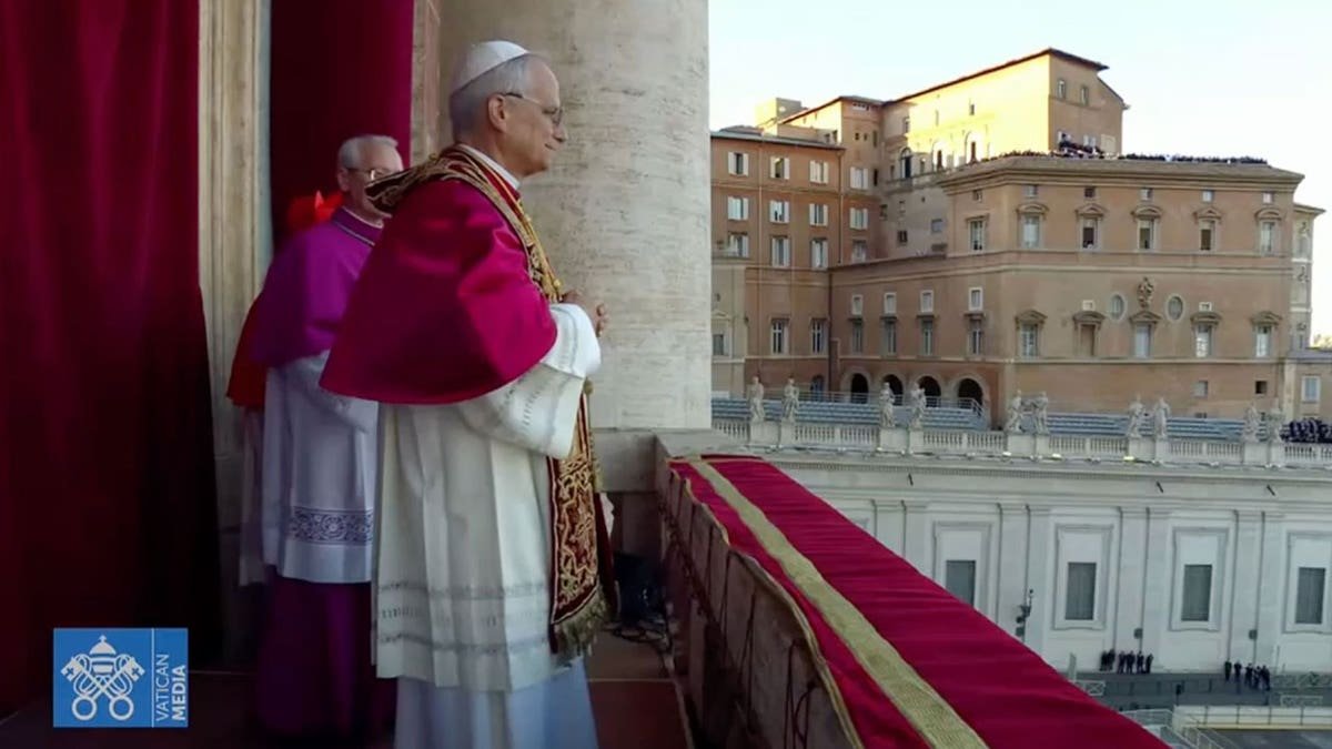 Pope Liu fourteenth was seen from the profile, looking at the crowd