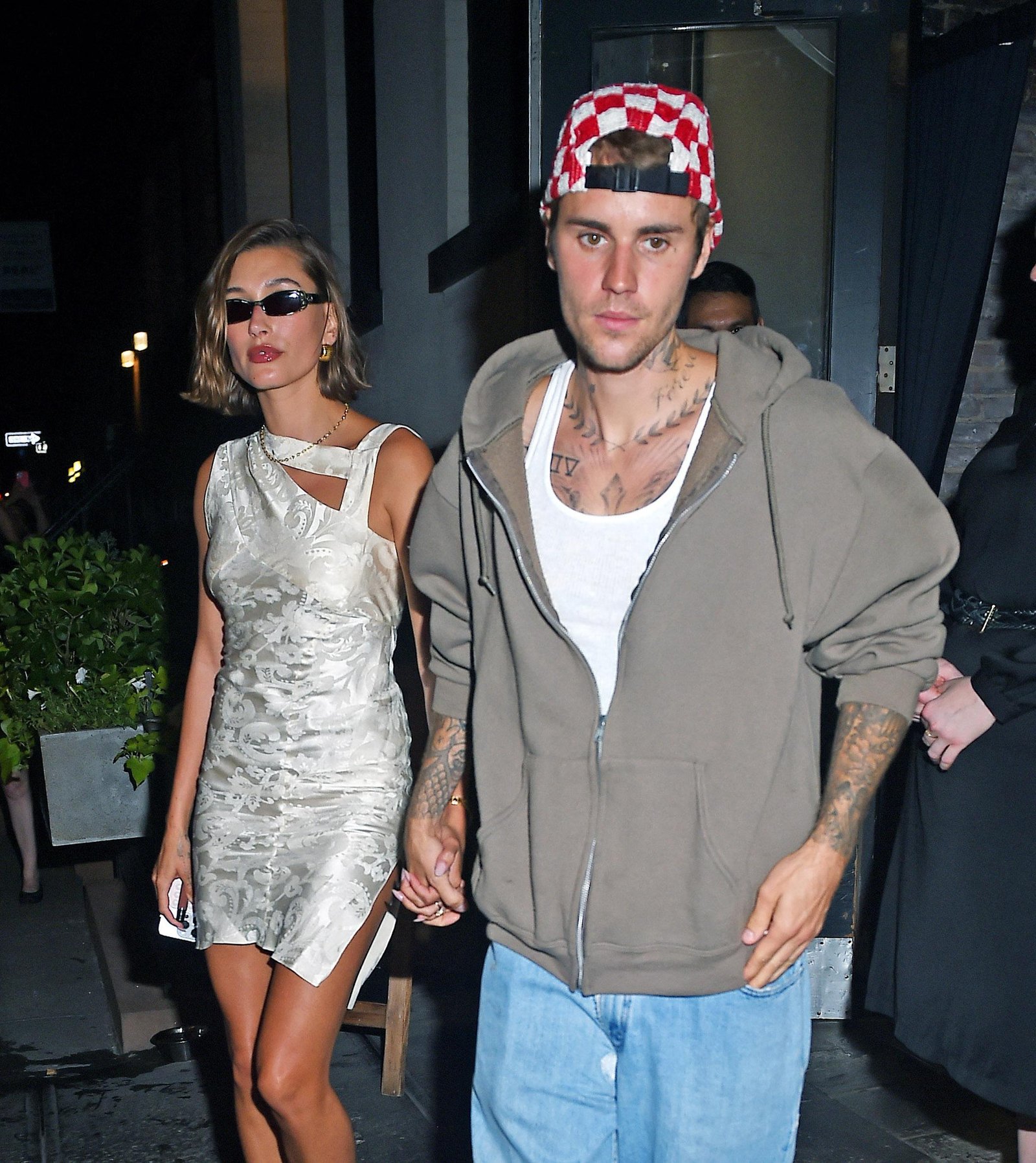 Haile Bieber and Justin Bieber leave Larusi after dinner