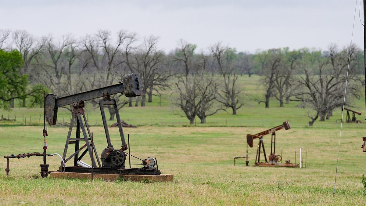 Oil pump cranes in Texas