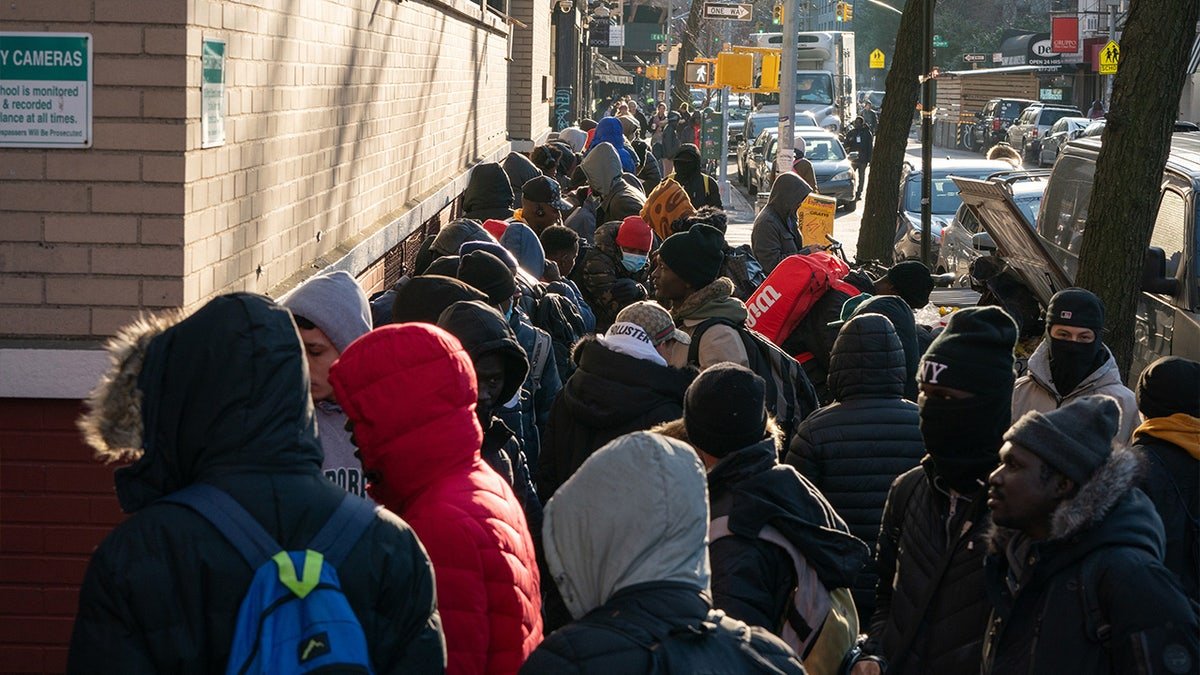 Immigrants lined outside the migrant re -ticket center