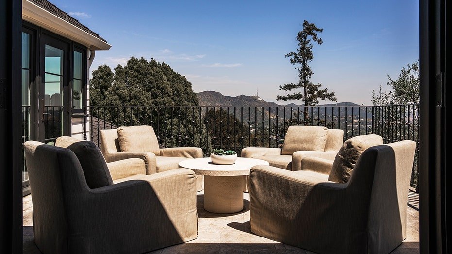 The external balcony has views of the Griffiths Observatory at the distance.