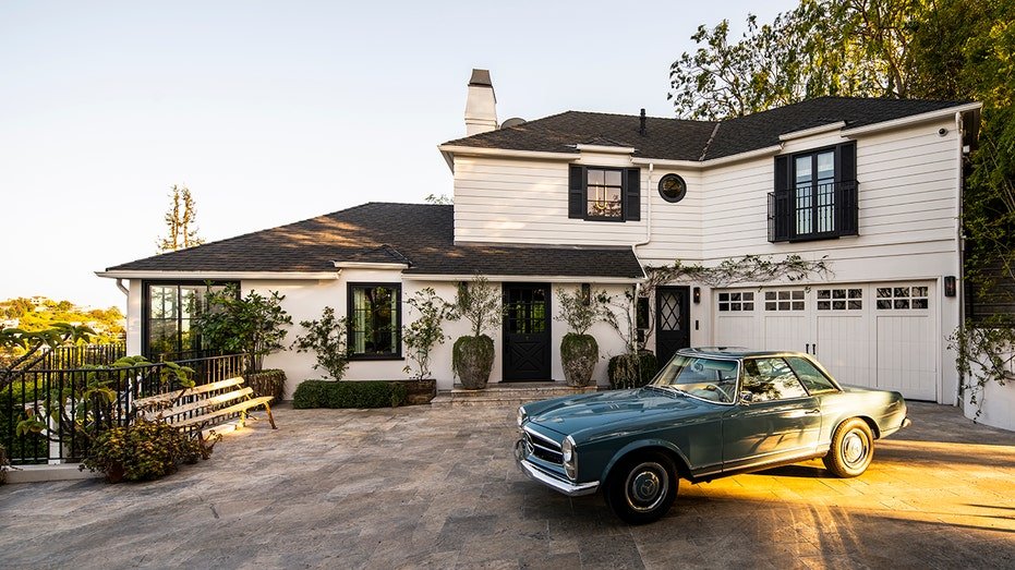 A long corridor leads to the highway of the home and garage, which includes a seat looking for a picturesque view.