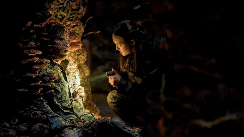 Elie, investigating the injured Kordisis in the dark in the last season of 2 of us
