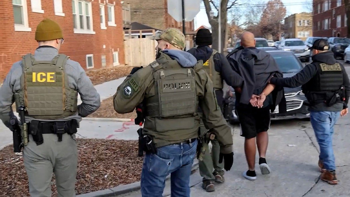 The United States immigration and customs agents arrest as part of the vast immigration campaign of President Donald Trump in Chicago on January 26, 2025 in a fixed form of the video.