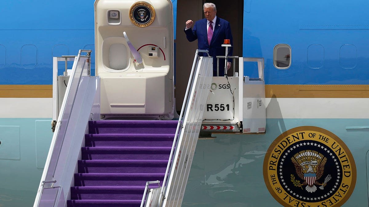Resident Donald Trump reaches the Air Force
