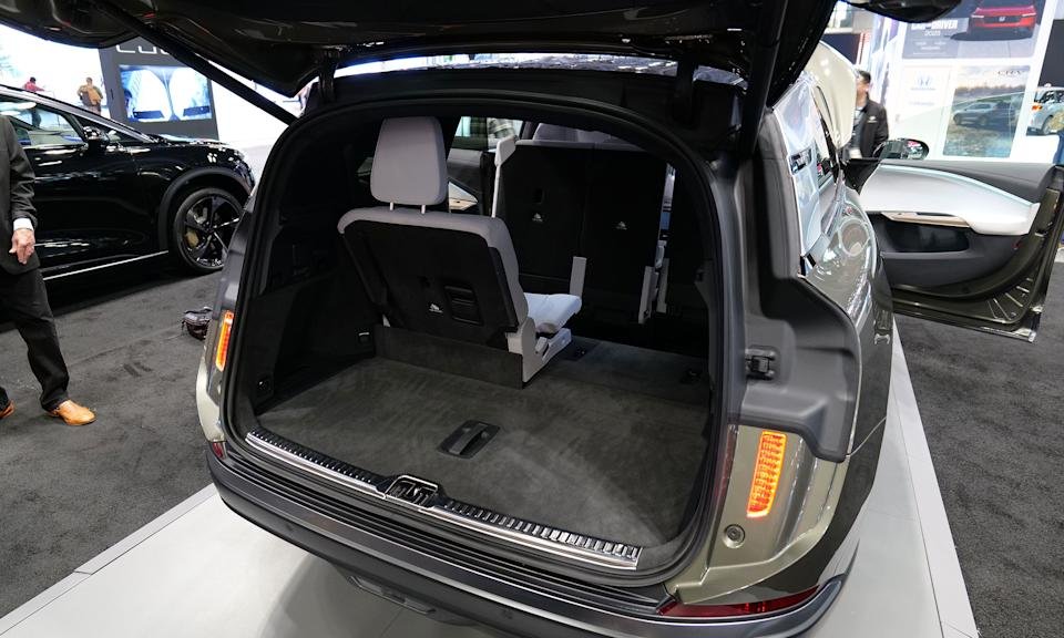 The gravitational seats can be folded in the third row at the bottom of the floor to create an additional charging space. 