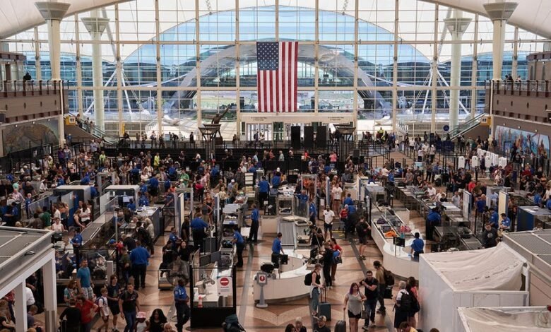 1747333617 FAA investigates Denver incident where pilots lost contact with controllers.jpg