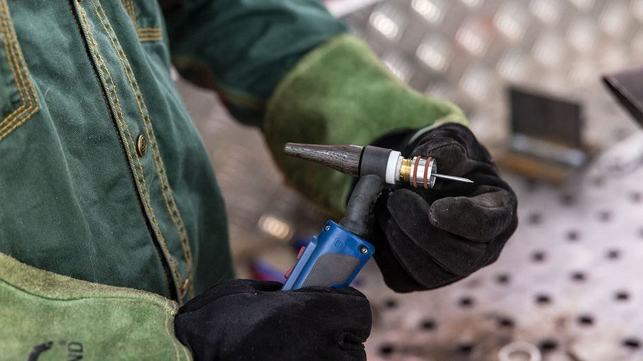 January 19, 2025, Brandenburg, Cottpos: A man who is busy assembling the Tig flame for his welding on the mineral construction company platform at the Trade Gallery. Photo: Frank Hamershmtit/Dubai (Photo by Frank Hummshmitt/Photo Alliance via Getti Imach)