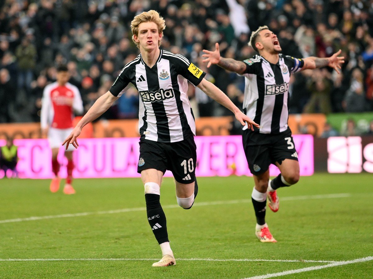 Anthony Gordon celebrates registration in Newcastle against Arsenal