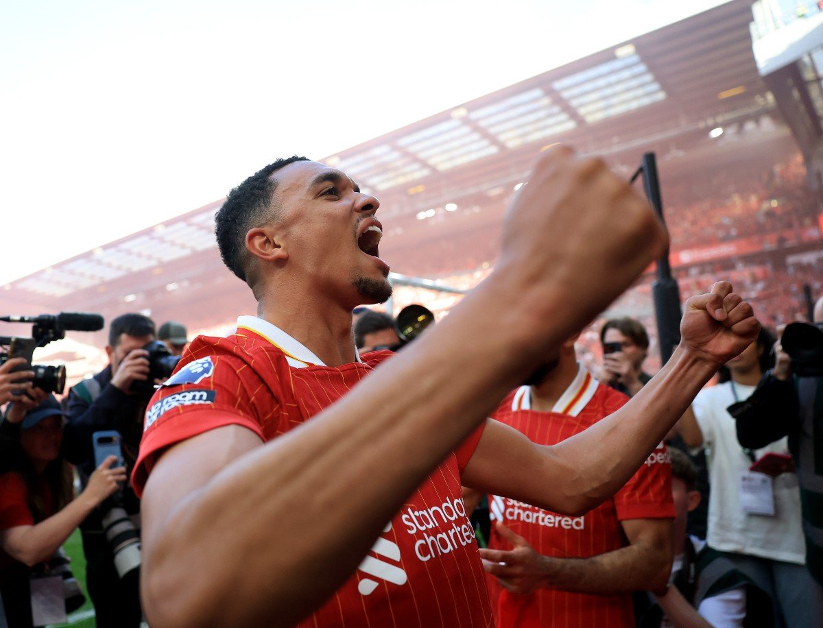 Trent Alexander-Arnold celebrates the Liverpool title