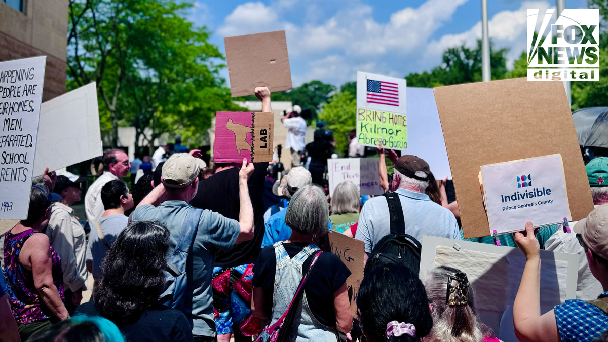 A crowd of demonstrators carrying protests outside the US District Court in Greenpelet, Maryland, calling for the restoration of Kilmar Abrago Garcia. Reading signs