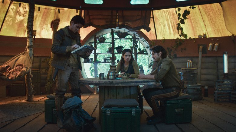 Mohanad Bahir in the role of Willon Back, and Adria Arjuna in the role of Pix Calin, and Diego Luna in the role of Kasyan Andor around a table in Anwar