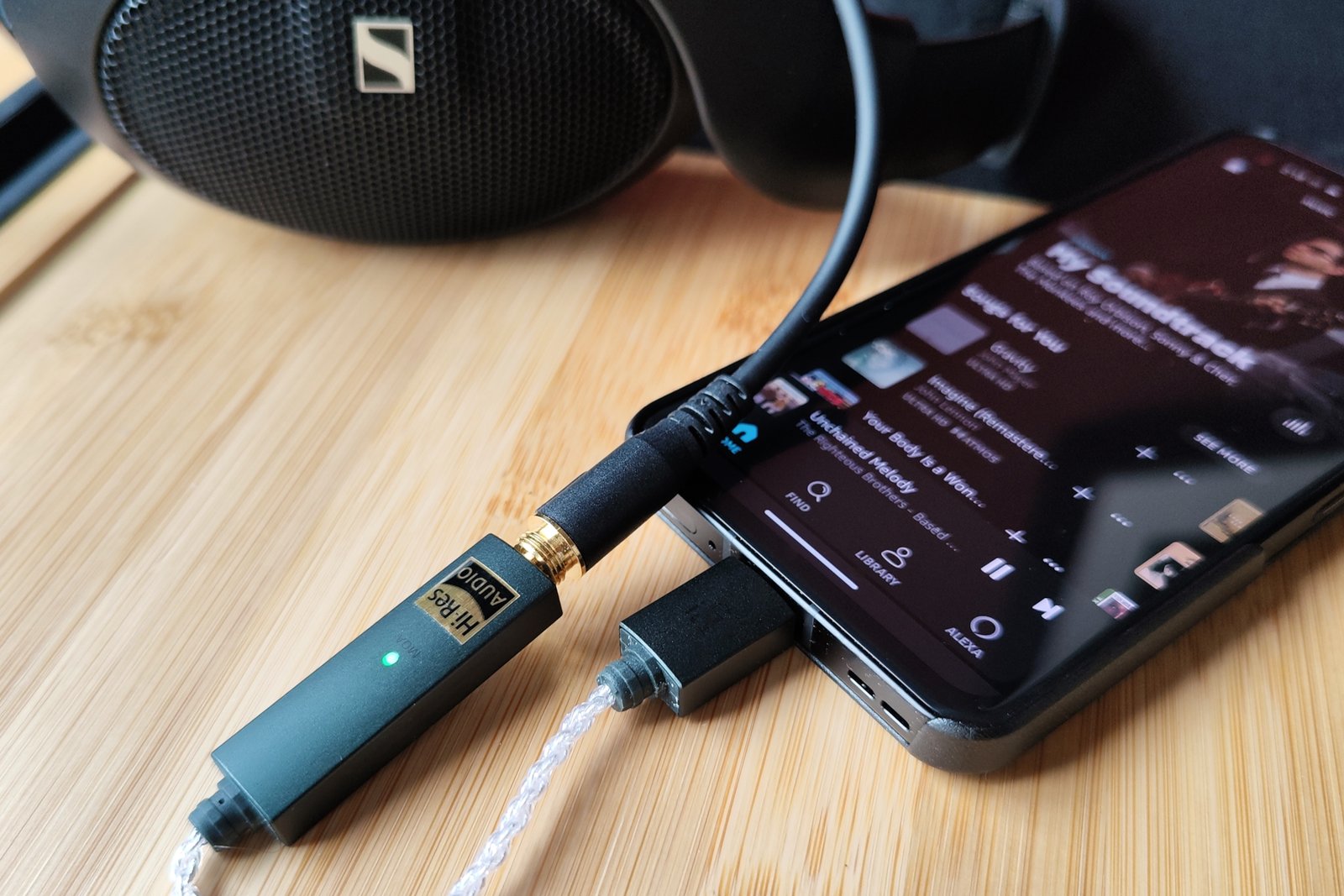 IFI Go Link the amp/dac headphone connected to the Asus Zenfone 9 and Sennheiser HD 560s.