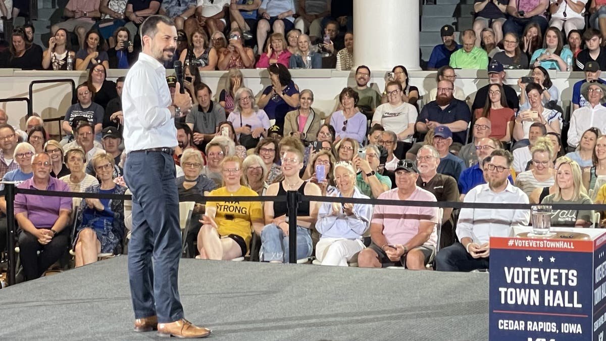 Former Transport Minister Beit Betigij, the Municipal Hall of the Heads of Warriors in Cedar Rapids, Iowa, on May 13, 2025. The appearance of Buttigieg has sparked speculation that he might operate another presidential president in 2028.