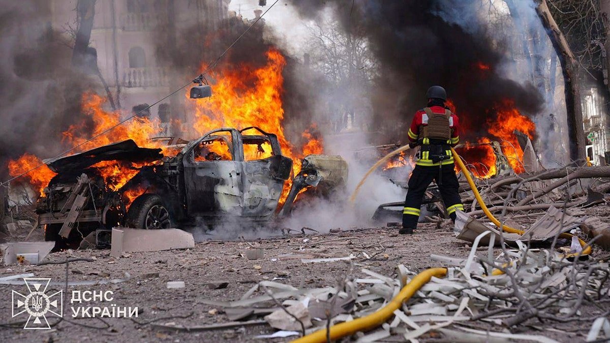 Firefighters put a vehicle fire in the ruins of the poison, Ukraine
