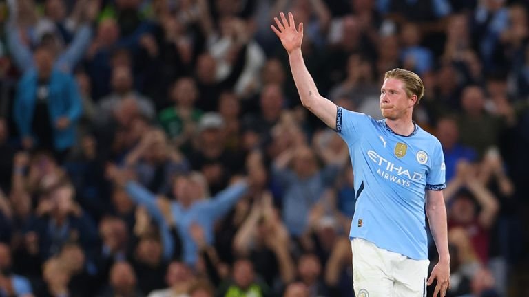Kevin De Bruyne waving the crowd leaving the stadium for the last time as a player in a man in Al -Ittihad stadium