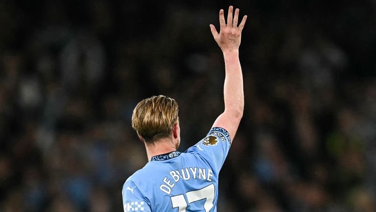 Belgian midfielder in Manchester City #17 Kevin de Bruyne waves for supporters