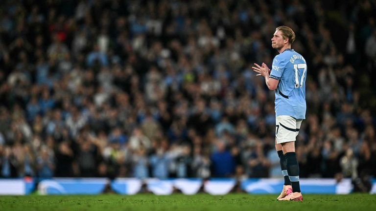 Belgian midfielder in Manchester City #17 Kevin de Bruyne waves for supporters