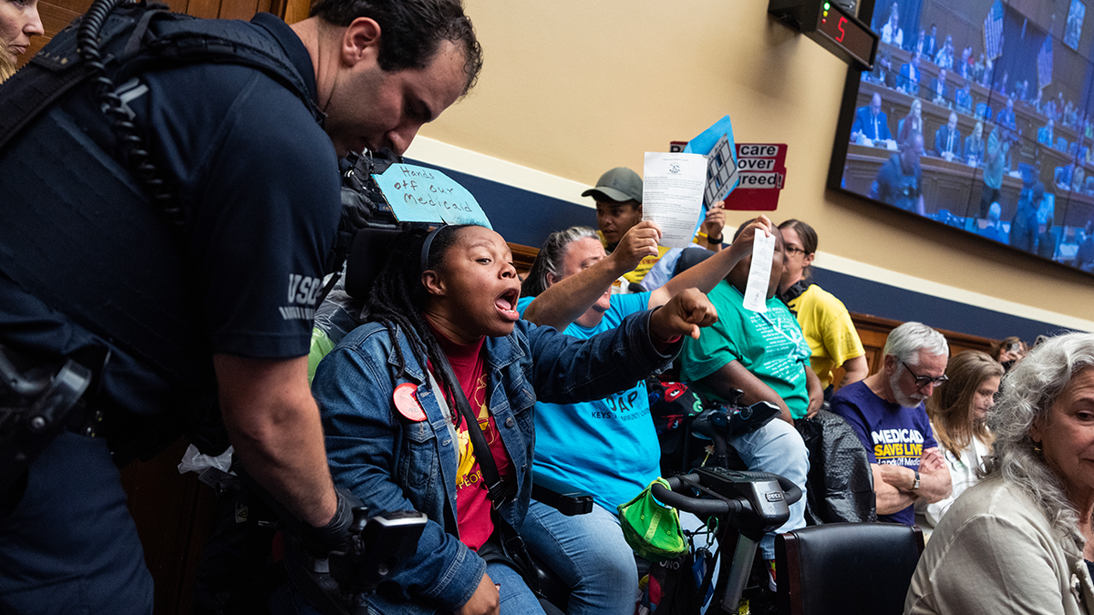 The demonstrators scream in the committee session hall
