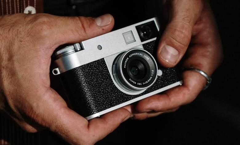 1747915962 Fujifilms X Half is an 850 digital camera with an.jpeg