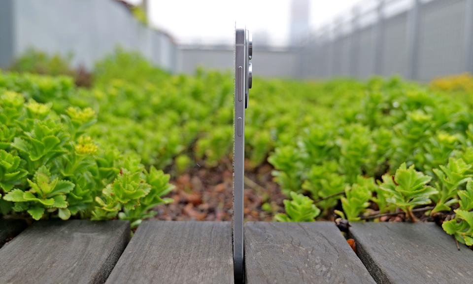 Only 5.8 mm thick, the edge of Samsung Galaxy S25 is one of the thinnest smartphones ever.