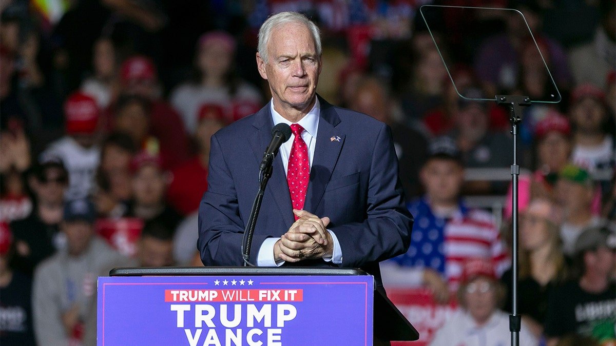 Ron Johnson in the Trump campaign/Vans Lachterin
